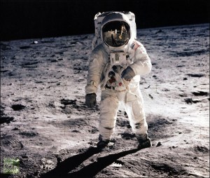 picture-astronaut-walking-leg